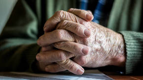 Minden szem az időseken – Ebédkihordással, telefonos ügyelettel segítik az otthon maradást